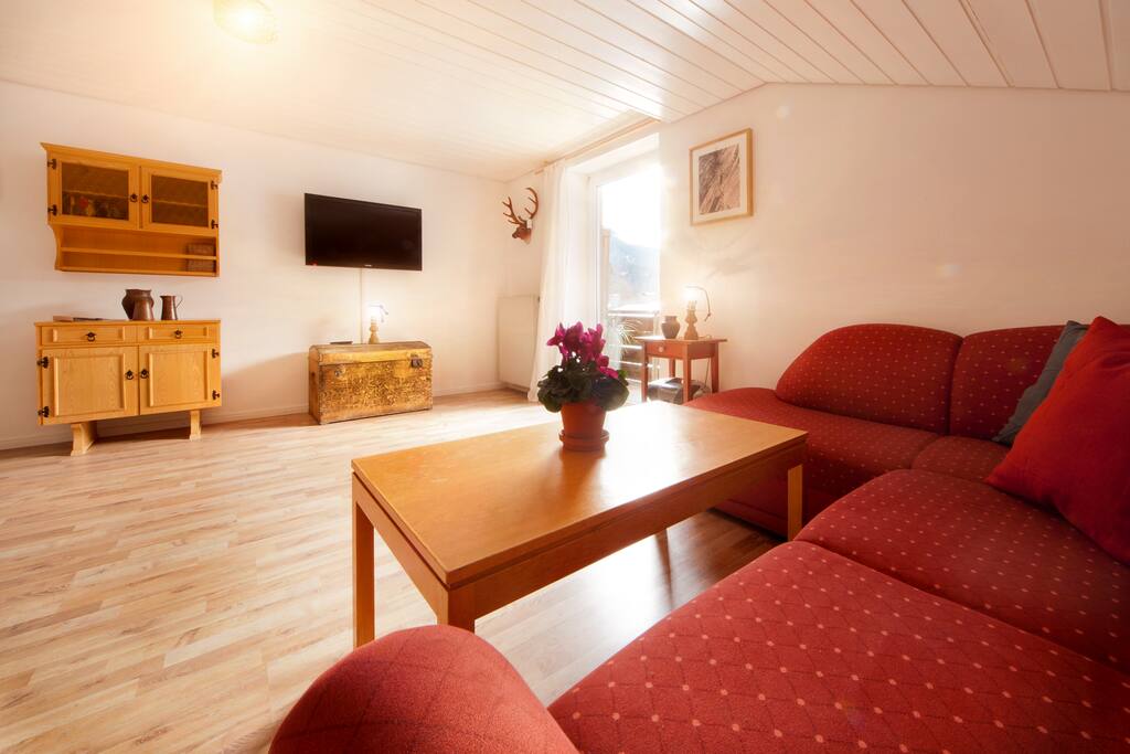 Wohnzimmer mit gemütlicher Essecke