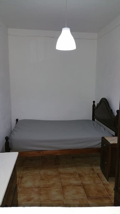 Chambre 2 avec lit double avec commode et armoire.