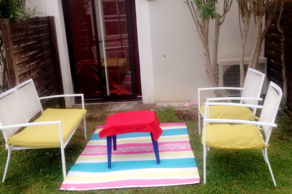 petit jardin avec salon pour prendre l'aperitif ou manger.