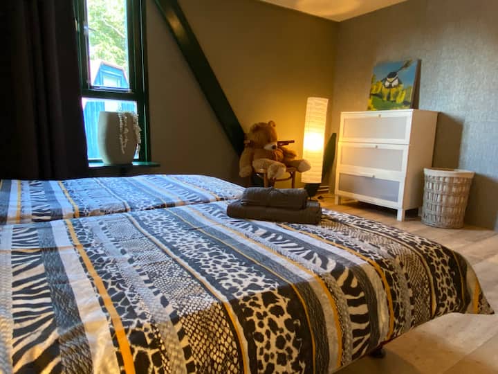 Large bedroom, with 2 single beds