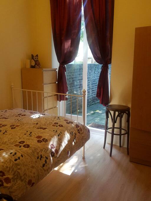 The bedroom is very quiet at night , free of noises of the big city or loud neighbours with access to a patio garden .