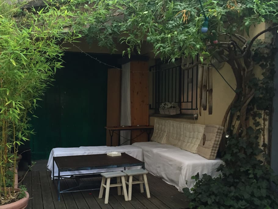 terrasse fleurie (partagée avec 4 adorables voisins)