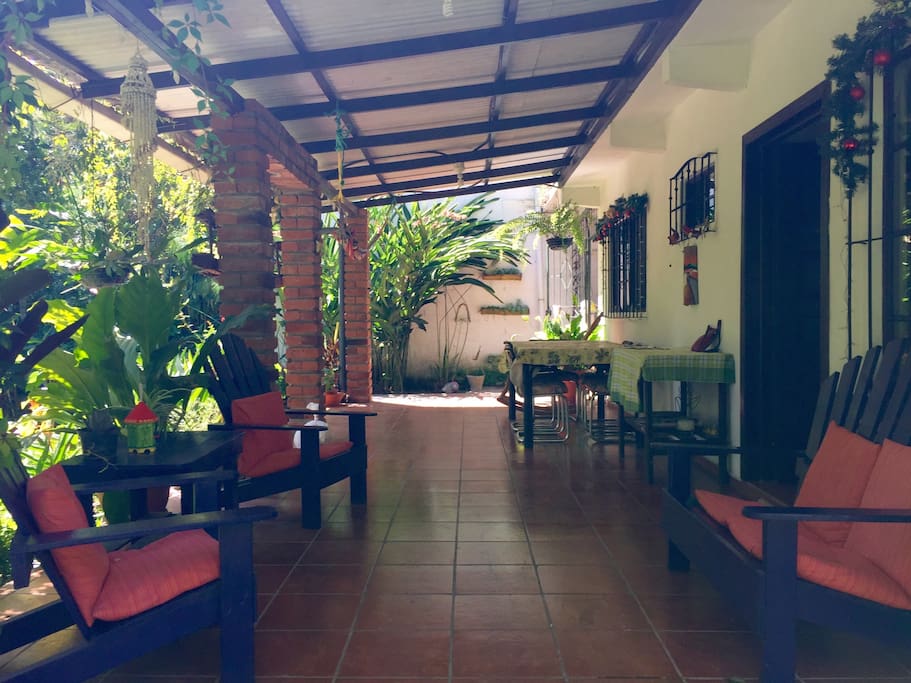 Sitting area in front of the house.
Area de descanso enfrente de la casa.