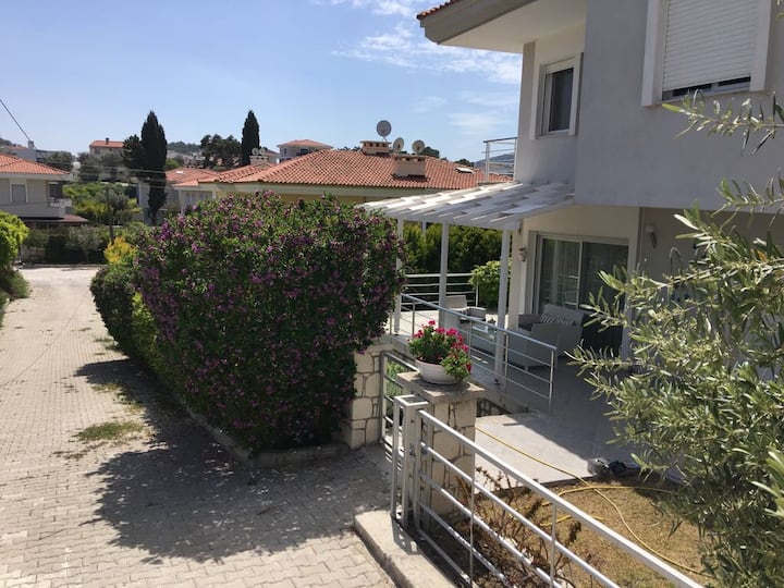 Çeşme Merkezde Bahçeli Stüdyo Daire Çeşme şehrinde Kiralık Apartman
