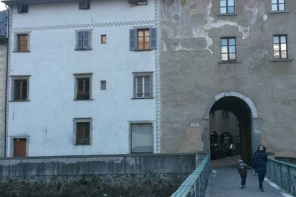 Porta Poschiavina. Il palazzo è quello bianco sulla sinistra in un elegante palazzina del 1600 interamente restrutturata