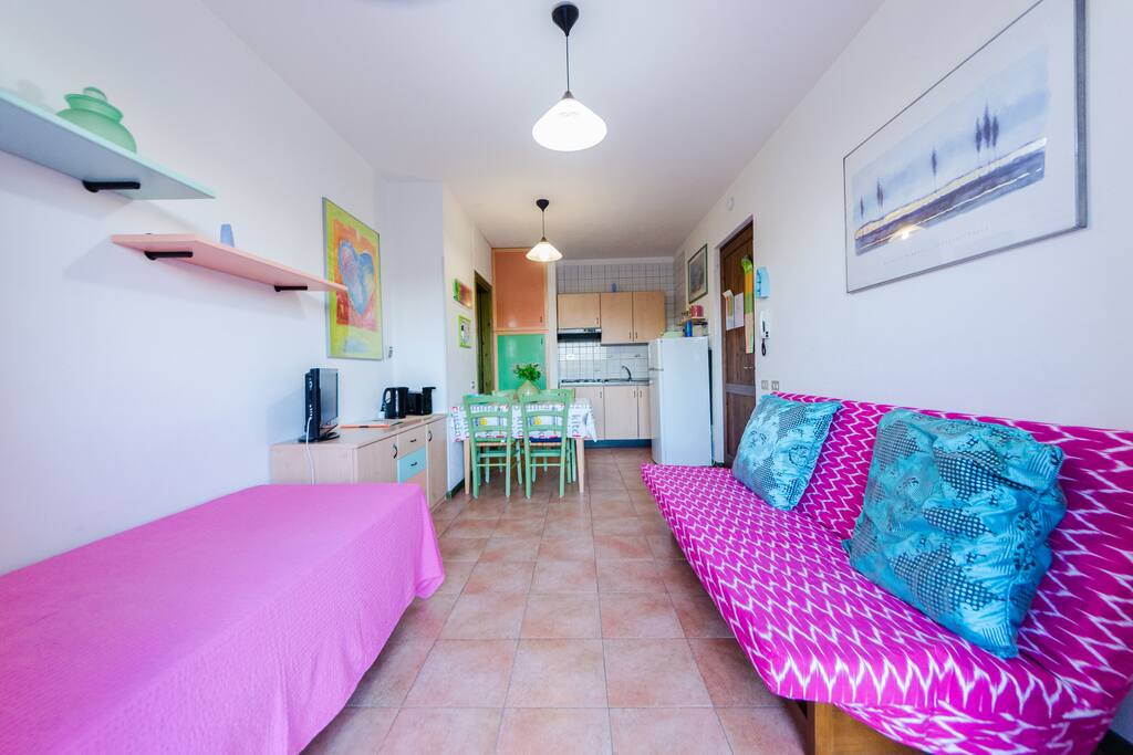 Salone con letto singolo e divano letto