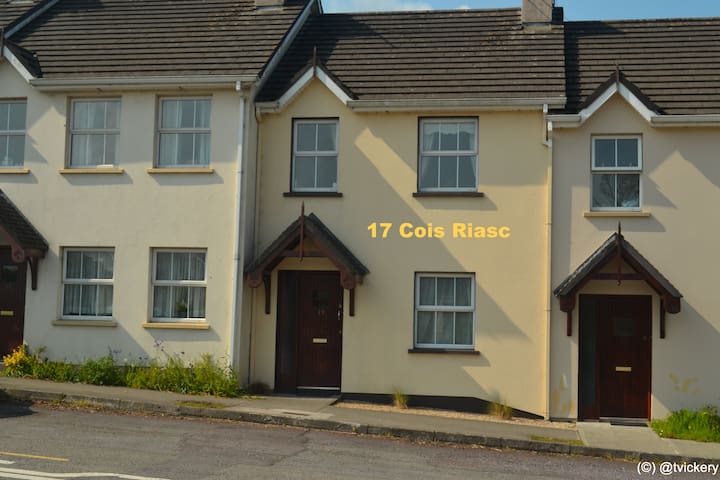 Cosy 2BR, great location, WiFi, parking.