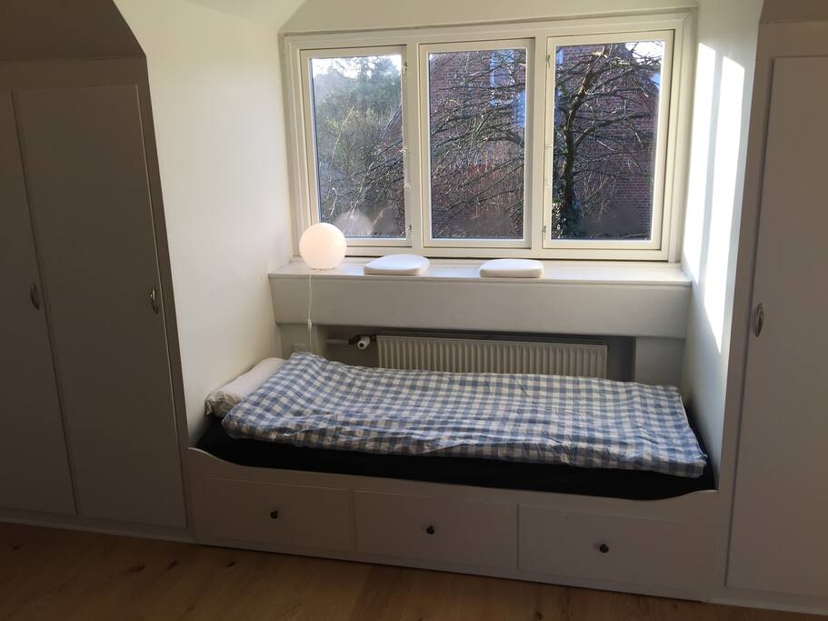 Common room (shared) with 1 single bed