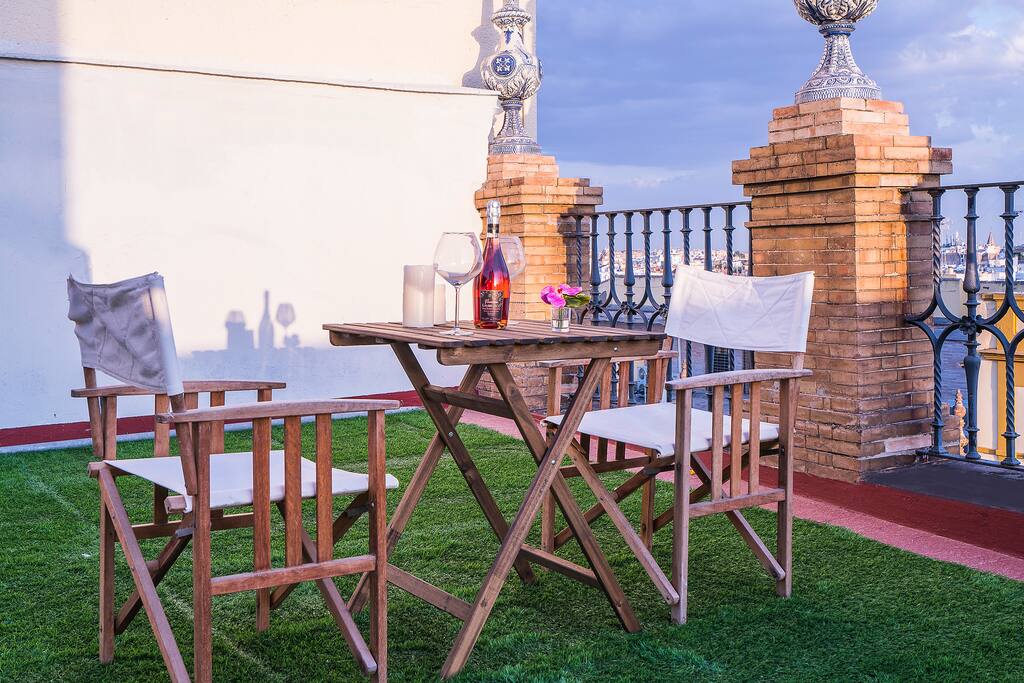 En nuestra terraza podrás disfrutar de amplias vistas y del maravilloso clima Sevillano