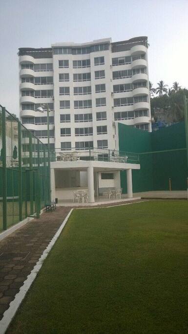 Entrada principal con vista al Edificio, cancha de Paddle, Fronton y Gimnasio