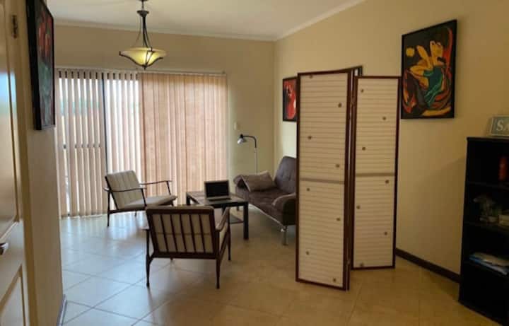 一楼客厅的沙发配有标准双人床