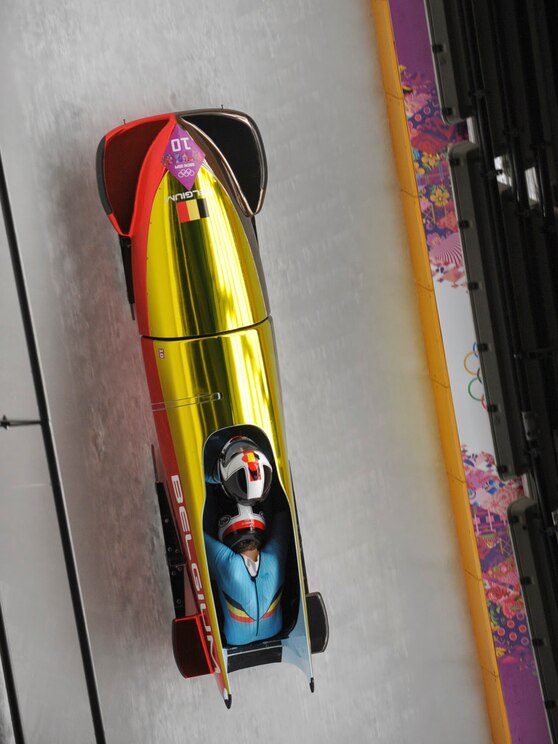 Show full-screen, host-provided image