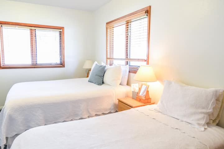 房屋： 1号卧室： 1张
标准双人床和1张单人床