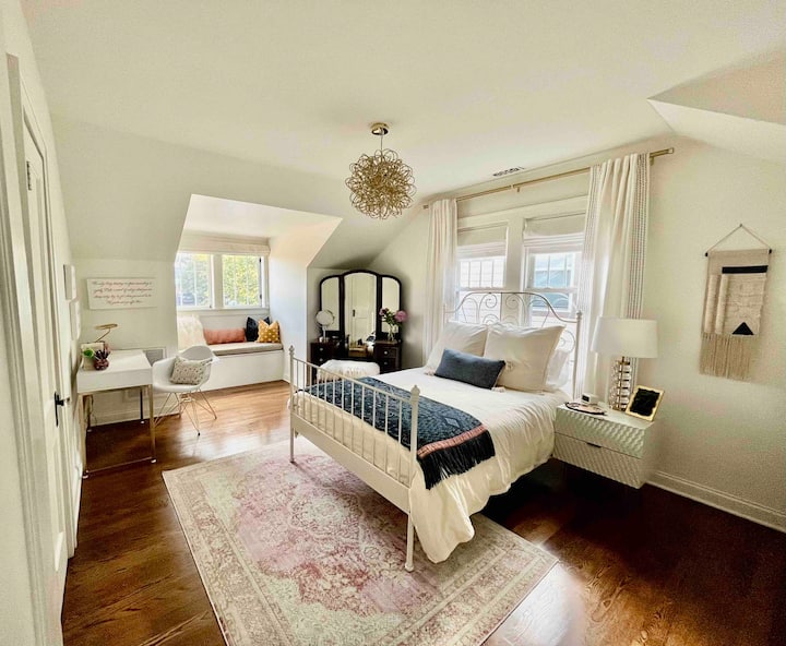 Camera da letto al piano superiore con letto matrimoniale 