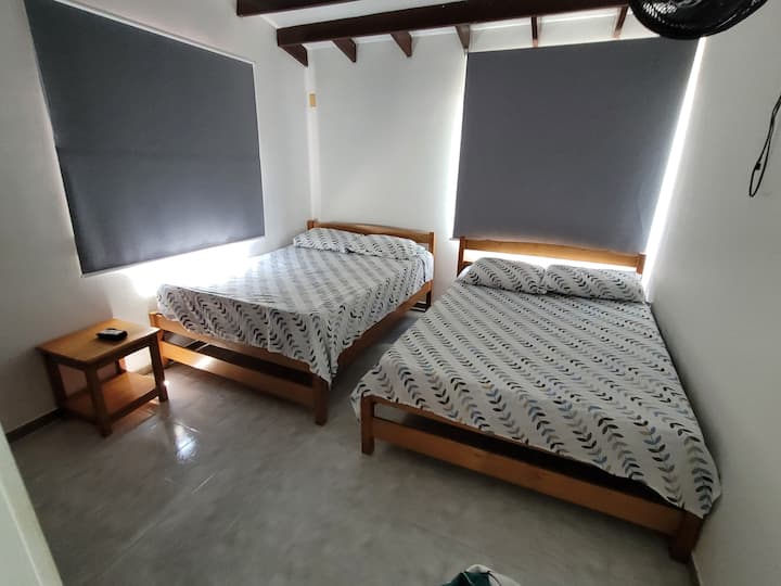 غرفة في الطابق الثاني مع مكيف ومروحة