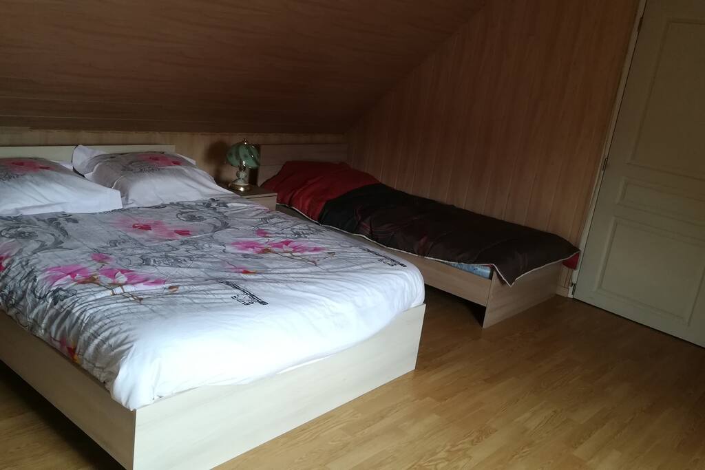Chambre avec lits et television