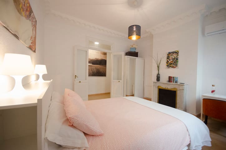 1-12.Las Cortes.Sol.Madrid Center.120m2 Bright.A.C gallery image 4