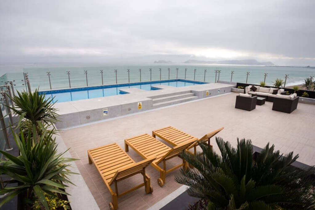 Terraza con piscina vista al mar