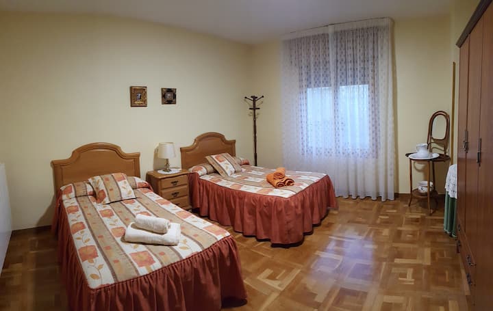 HABITACIÓN PRIMERA PLANTA, DOS CAMAS DE 1,5