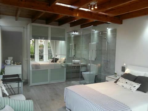 Luxurious Suite with Garden, Jacuzzi & Beach