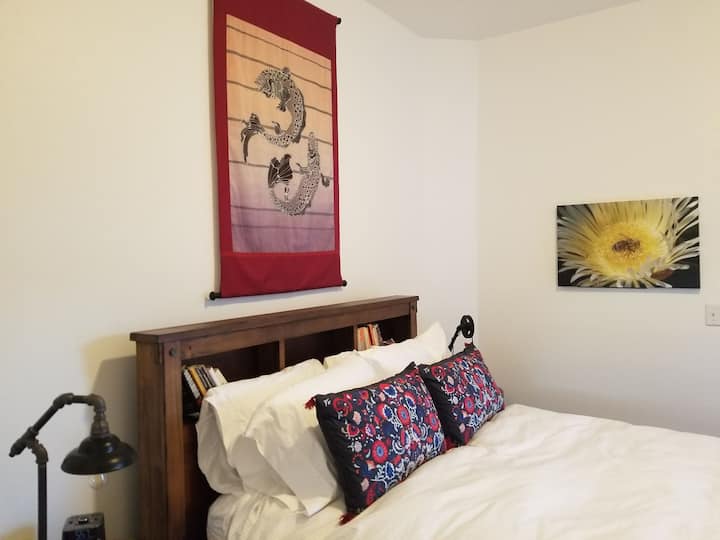 Брачниот кревет (широк 150-179 см) е душек со висок квалитет и висококвалитетна постелнина за да се обезбеди добар ноќен одмор по долгиот ден авантура во Коридорот за јаглерод 