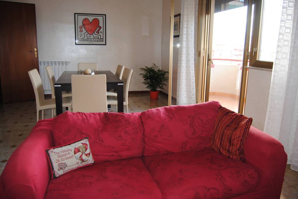 soggiorno con area pranzo e area relax