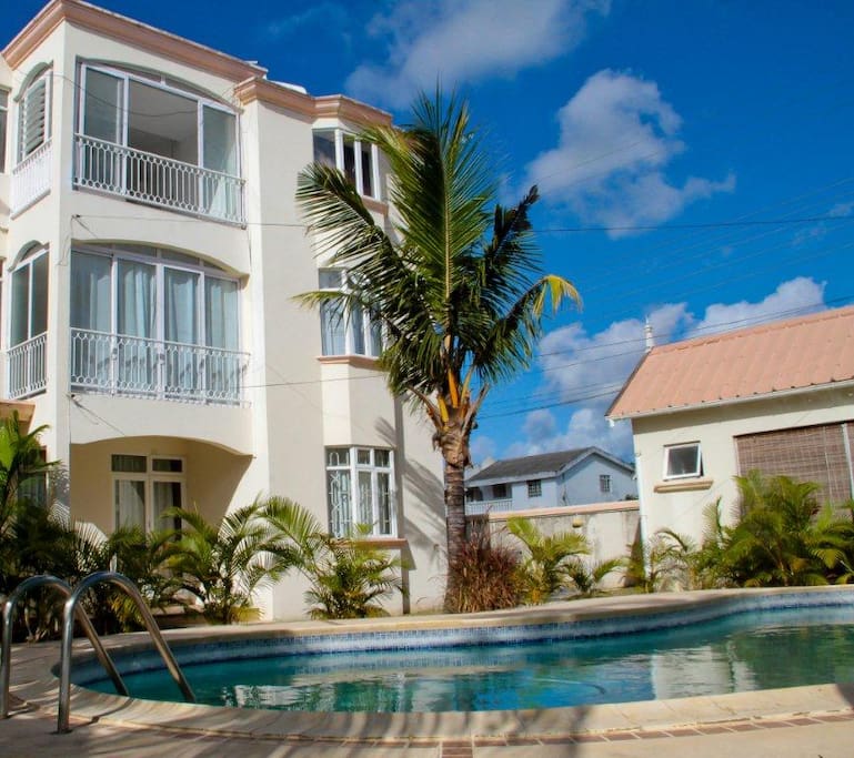 15 min walk/less than 5minute drive to the beach . Private swimming pool for apartments. Allocated parking area, gated private entry to apartments