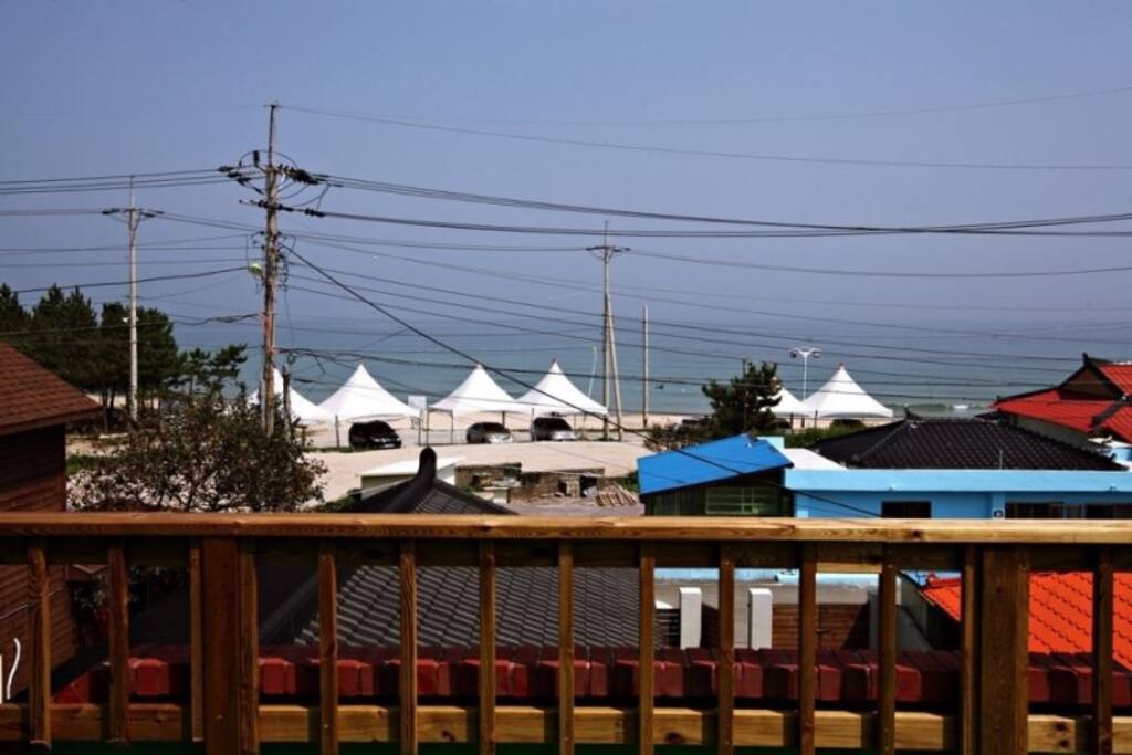여기는 뒤채 2층 테라스에서 바라 본 동산해수욕장 풍경입니다. 동산해수욕장과의 거리를 보여드리려고 게재했습니다.