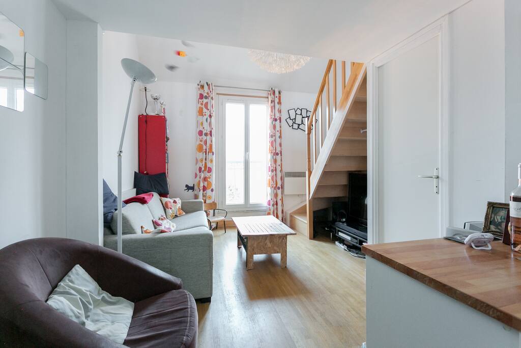 Salon avec porte balcon / Living room with balcony door
