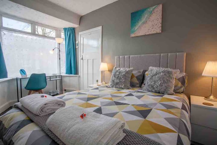 Spacious double room close to York centre. Parking