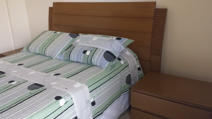 جناح بسرير مزدوج وخزانة ومكيف هواء