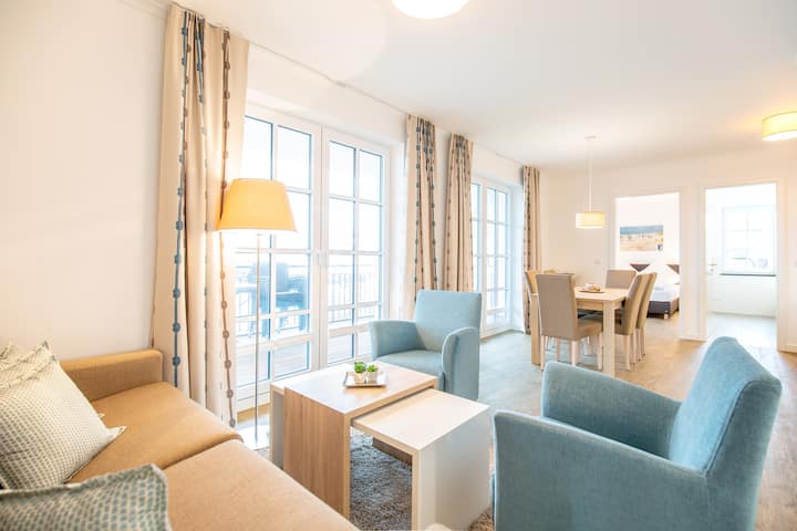 ห้องนั่งเล่นขนาดใหญ่พร้อมพื้นที่นั่งเล่นและห้องรับประทานอาหาร