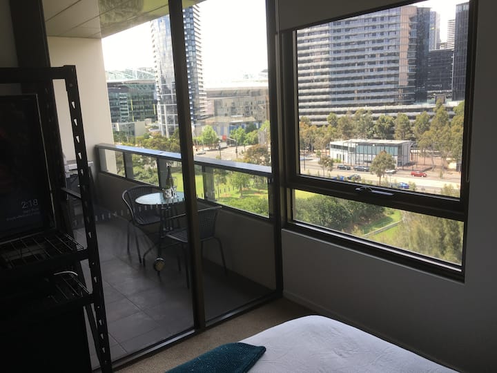 Pohľad na Docklands Park zo spálne.