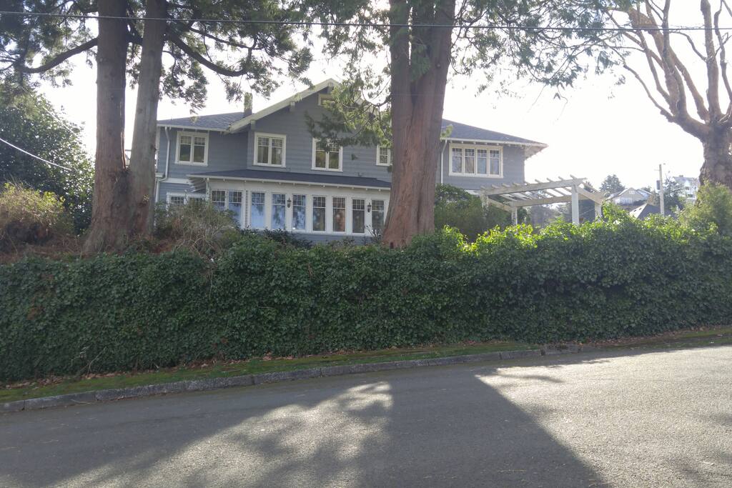 We would love to welcome you to our historic Craftsman home perched above downtown Astoria. Blocks to Buoy Beer Co., historic Flavel House, Oregon Film Museum and everything Astoria offers.