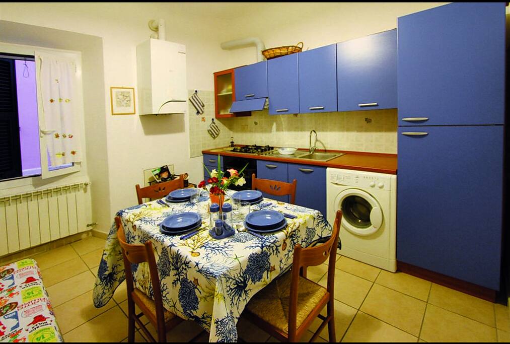 cucina con tavolo da pranzo