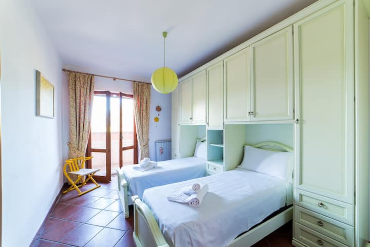 配备两张单人床的卧室