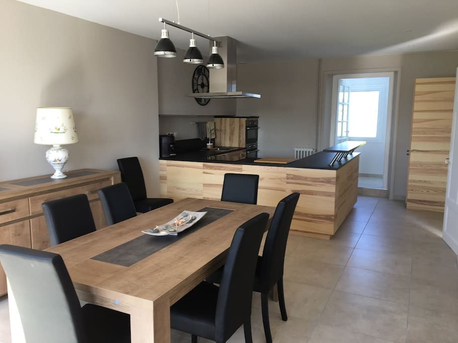 Cuisine équipée ouverte sur séjour