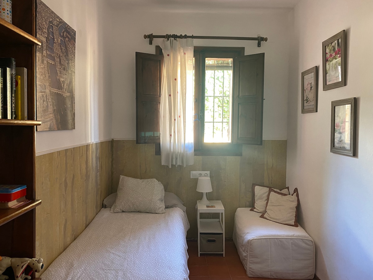 双床房，一张折叠床