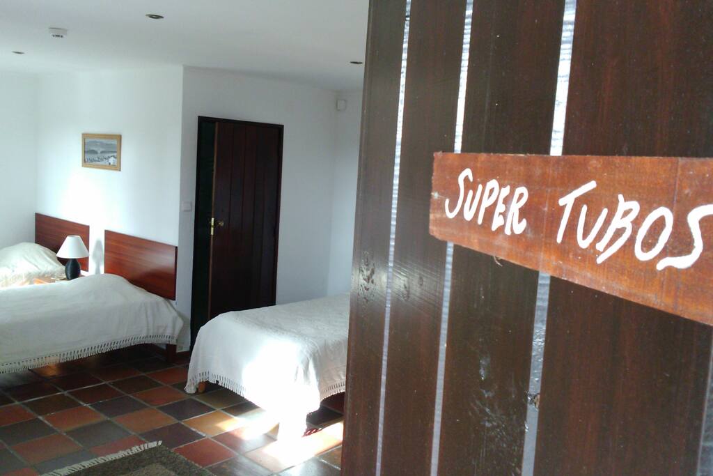 4 camas e casa de banho privada / 4 single beds and private bathroom