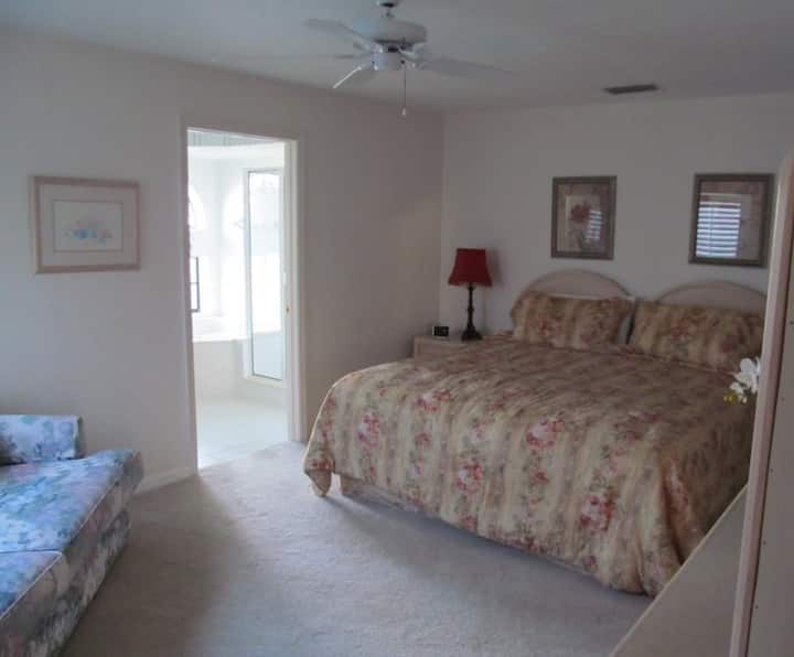 Dormitorio principal con cama tamaño king