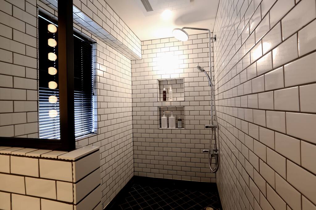SHOWER ROOM