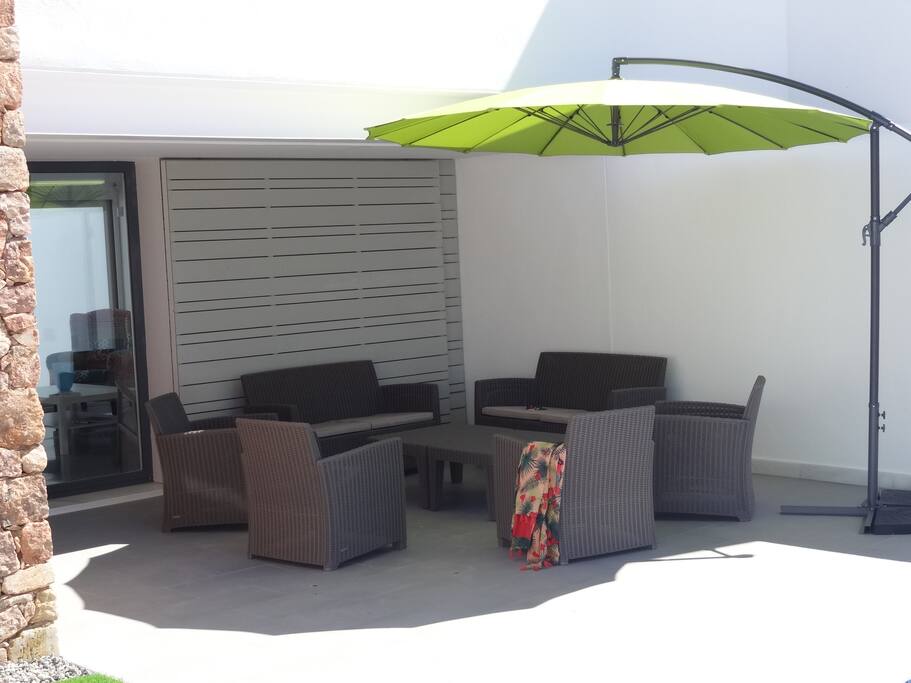 Salon de jardin et parasol