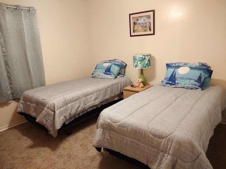 Теписите во оваа соба се професионално исчистени во март 2023 година.