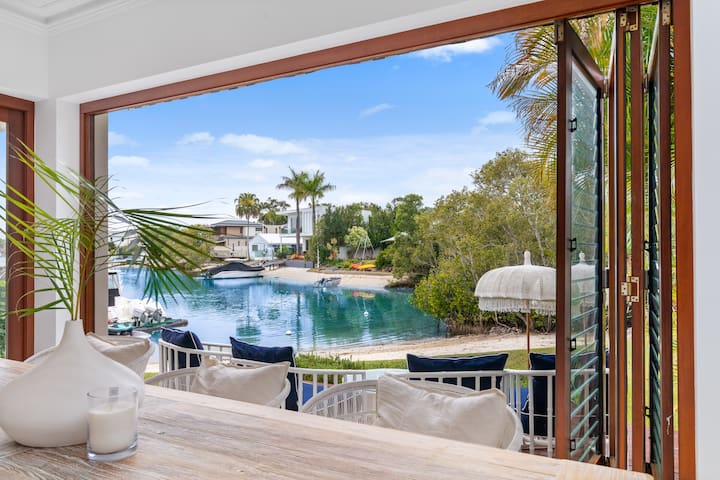 Quintessential Noosa Waterfront Home/ Heated Pool