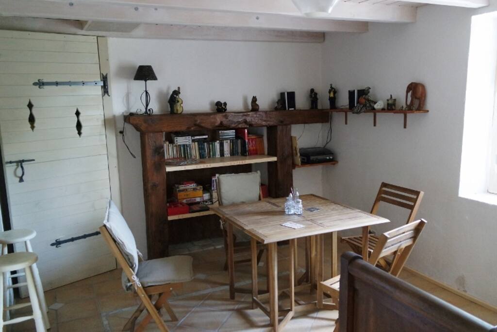 salon, salle à manger et cuisine américaine