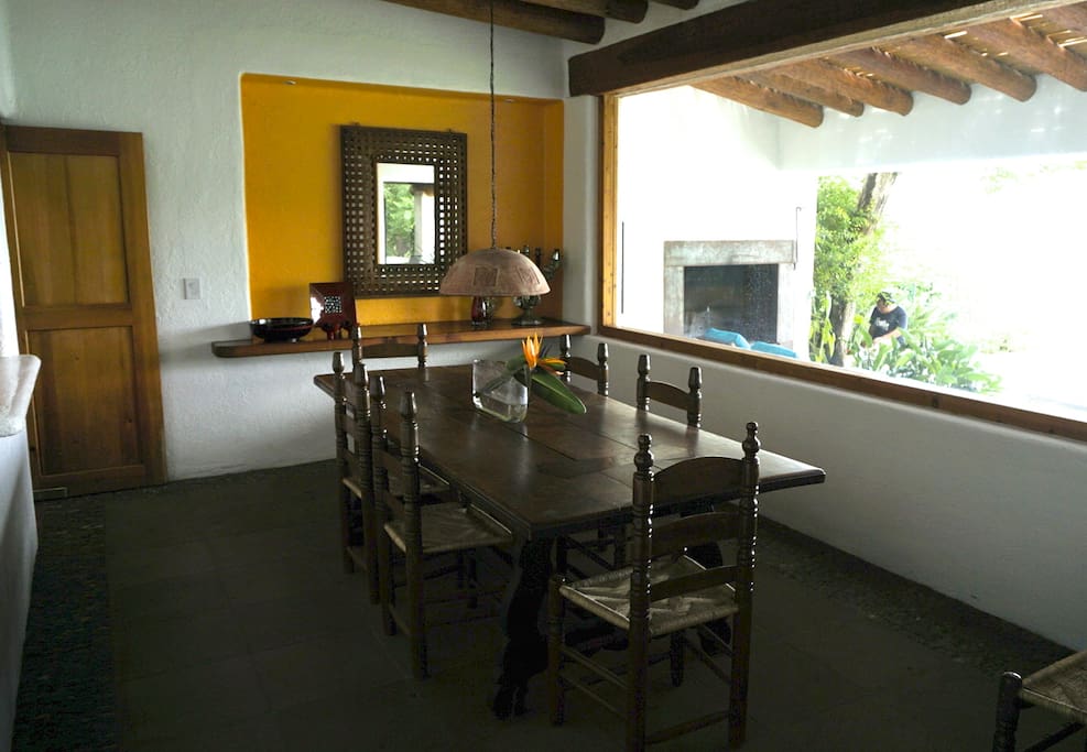 Comedor interior con vista al lago