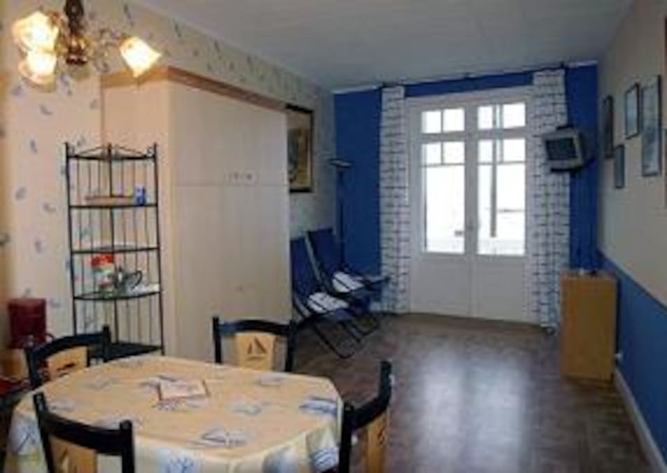 Pièce à vivre avec lit 2 places rabatable