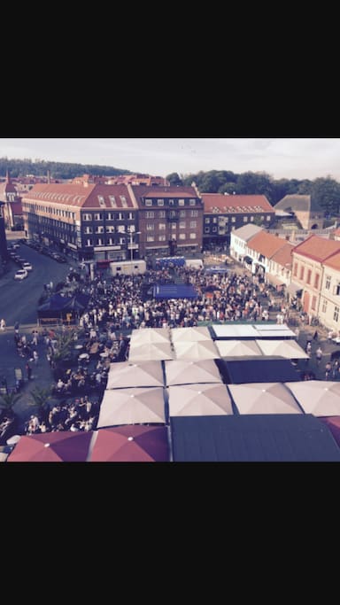 Ett kvarter ifrån centrala delen i Halmstad, lilla torg.