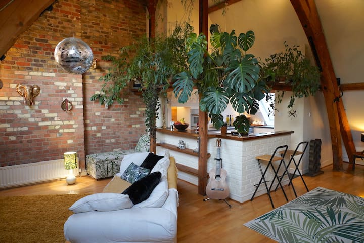 Victorian Loft space – balcony and jacuzzi bath