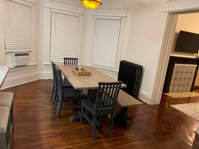 Updated 2 bedroom with on site covered parking! gallery image 3